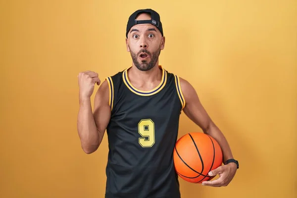 Orta Yaşlı Kel Bir Adam Basketbol Topunu Sarı Arka Planda — Stok fotoğraf