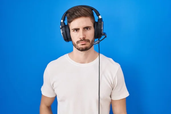 Homem Hispânico Com Barba Ouvindo Música Usando Fones Ouvido Deprimido — Fotografia de Stock