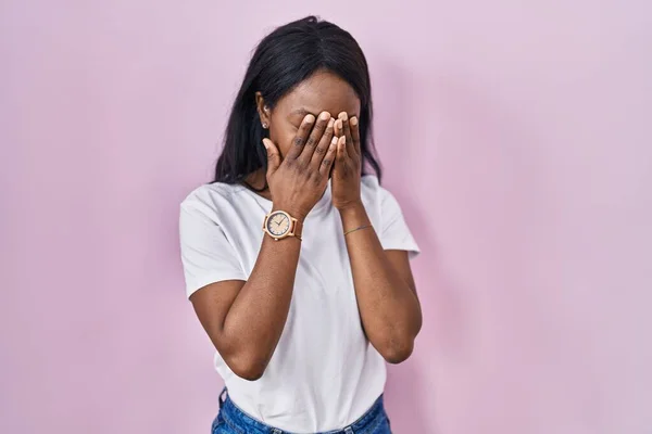 泣きながら手で顔を覆う悲しい表情のカジュアルな白いTシャツを着たアフリカの若い女性 うつ病の概念 — ストック写真