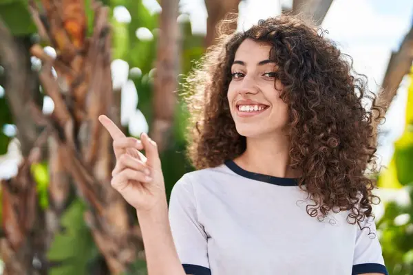 Mujer Hispana Con Pelo Rizado Pie Aire Libre Sonriendo Feliz — Foto de Stock
