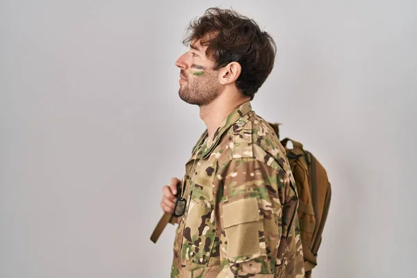 Jovem Hispânico Vestindo Uniforme Exército Camuflagem Olhando Para Lado Relaxar — Fotografia de Stock