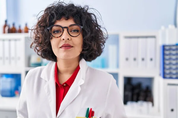 Muda Cantik Hispanik Ilmuwan Wanita Berdiri Dengan Ekspresi Serius Laboratorium — Stok Foto