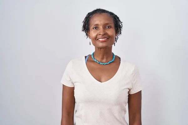Femme Africaine Avec Dreadlocks Debout Sur Fond Blanc Détendue Avec — Photo