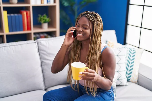 Africano Americano Mulher Falando Smartphone Beber Café Casa — Fotografia de Stock