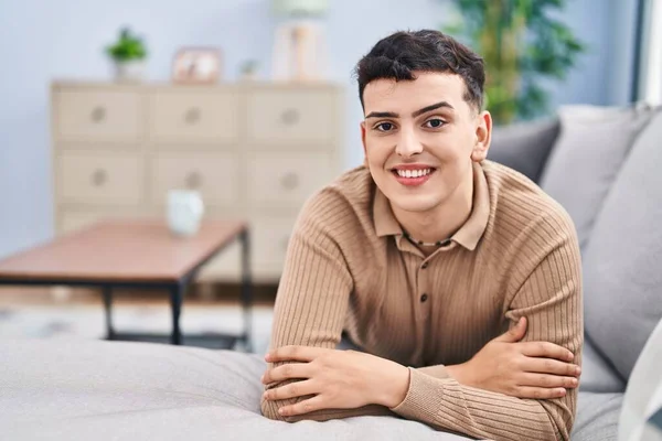 Νεαρός Δυαδικός Άνθρωπος Χαμογελά Αυτοπεποίθηση Που Βρίσκεται Στον Καναπέ Στο — Φωτογραφία Αρχείου
