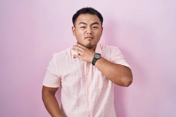 Китайский Молодой Человек Стоящий Розовом Фоне Перерезает Горло Рукой Нож — стоковое фото