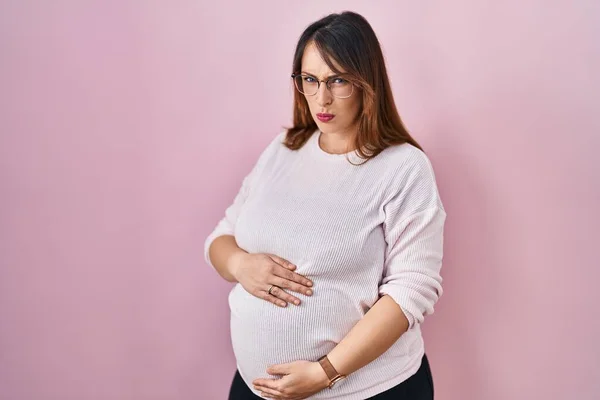 Těhotná Žena Stojí Nad Růžovým Pozadím Skeptická Nervózní Mračí Protože — Stock fotografie