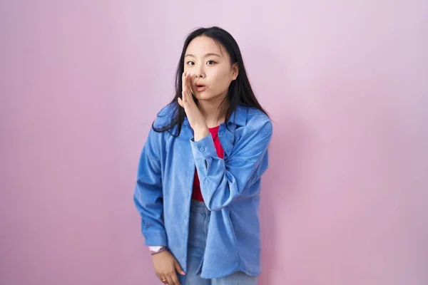 Young Asian Woman Standing Pink Background Hand Mouth Telling Secret — Stock Photo, Image