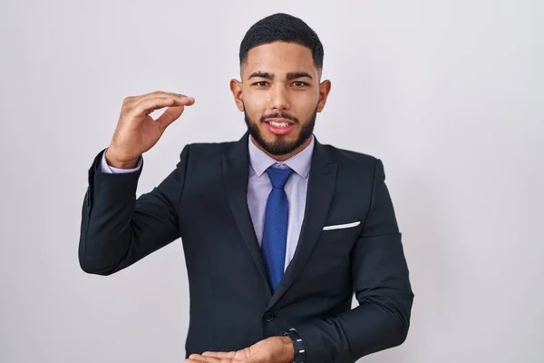 Junger Hispanischer Mann Businessanzug Und Krawatte Gestikuliert Mit Händen Die — Stockfoto