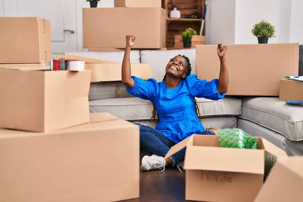 Afroamerikanerin Sitzt Mit Fröhlichem Gesichtsausdruck Neuen Zuhause Auf Dem Boden — Stockfoto