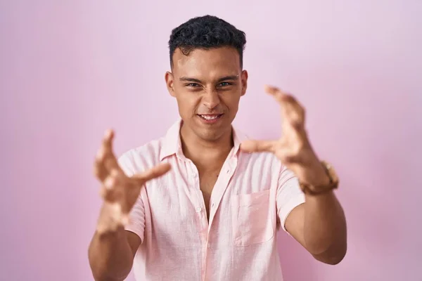 Young Hispanic Man Standing Pink Background Shouting Frustrated Rage Hands — Stock Photo, Image