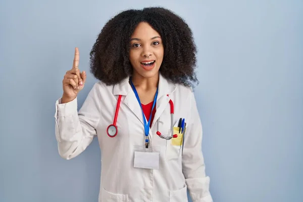 Молодая Африканская Американка Докторской Форме Стетоскопе Указывает Пальцем Успешную Идею — стоковое фото