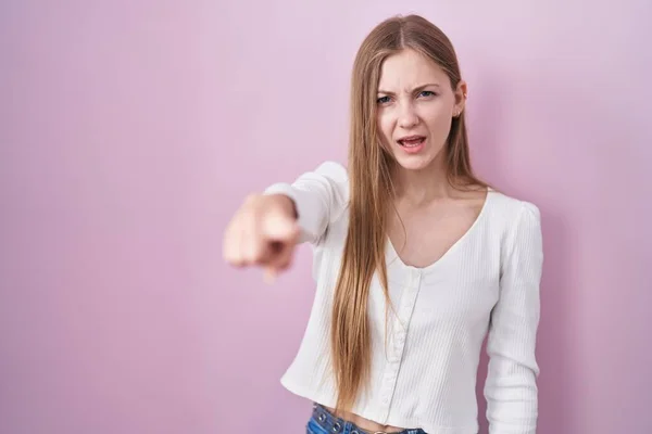 Young Caucasian Woman Standing Pink Background Pointing Displeased Frustrated Camera — Stockfoto