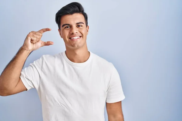 Hispanic Man Standing Blue Background Smiling Confident Gesturing Hand Doing — Stock fotografie
