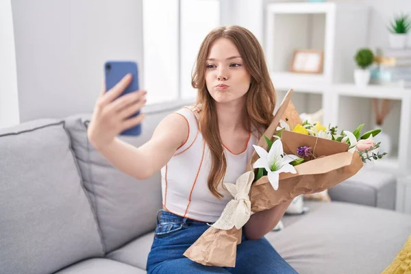 Caucasian Woman Holding Bouquet White Flowers Taking Selfie Picture Puffing — Stock Photo, Image