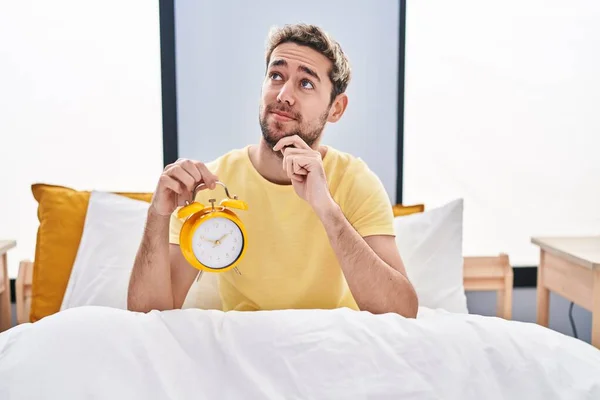 Sakallı Spanyol Bir Adam Yatakta Çalar Saat Tutuyor Ciddi Bir — Stok fotoğraf