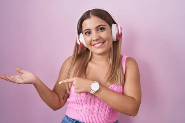 Jovem Loira Ouvindo Música Usando Fones Ouvido Surpreso Sorrindo Para — Fotografia de Stock