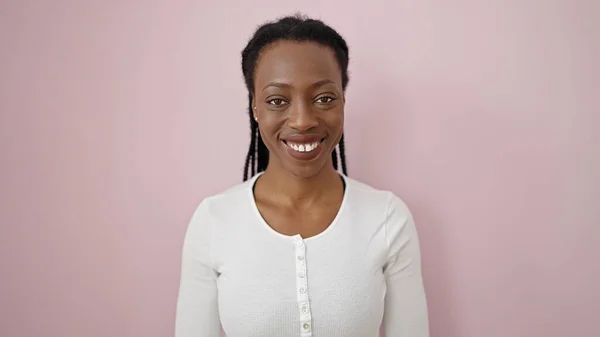 Femme Afro Américaine Souriante Confiante Debout Sur Fond Rose Isolé — Photo