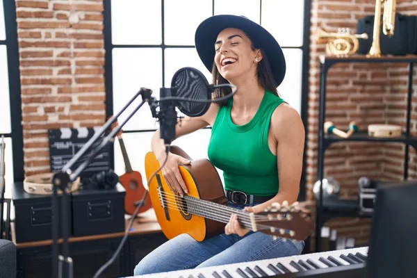 Joven Mujer Hispana Músico Cantando Canción Tocando Guitarra Clásica Estudio — Foto de Stock