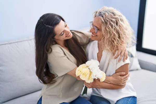 Duas Mulheres Mãe Filha Abraçando Uma Outra Surpresa Com Flores — Fotografia de Stock