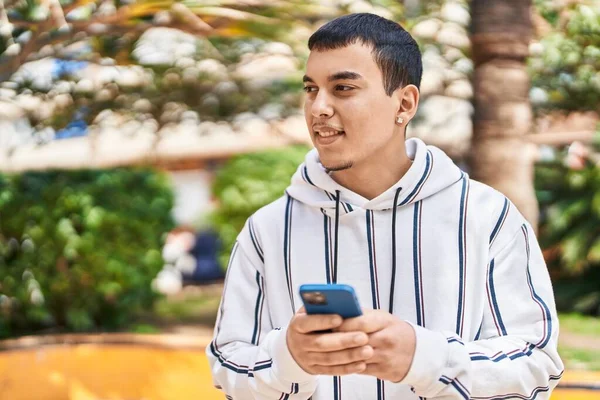 Jeune Homme Souriant Confiant Utilisant Smartphone Parc — Photo