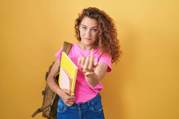 Jovem Caucasiana Vestindo Mochila Estudantil Segurando Livros Acenando Venha Aqui — Fotografia de Stock