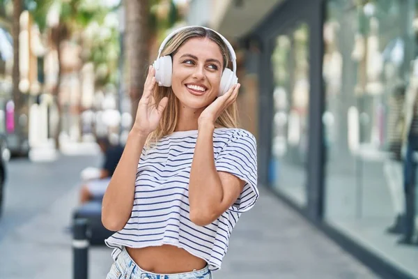 Jeune Femme Blonde Écoutant Musique Dans Rue — Photo