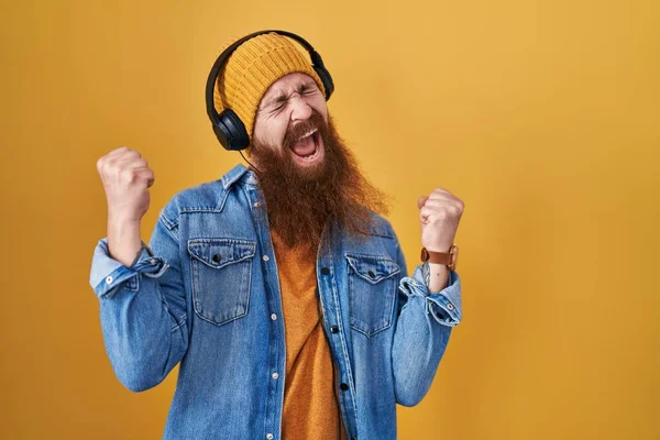 Καυκάσιος Άνδρας Μακριά Γενειάδα Ακούει Μουσική Ακουστικά Που Γιορτάζουν Έκπληκτος — Φωτογραφία Αρχείου