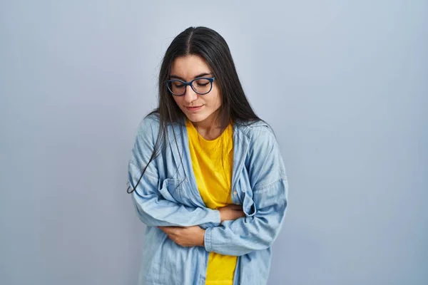 Young Hispanic Woman Standing Blue Background Hand Stomach Because Indigestion — Stock Photo, Image