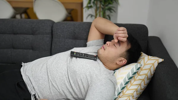 Jeune Homme Chinois Tenant Télécommande Couché Sur Canapé Dormant Maison — Photo
