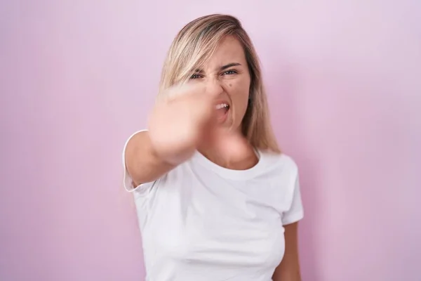 Young Blonde Woman Standing Pink Background Pointing Displeased Frustrated Camera — Foto de Stock