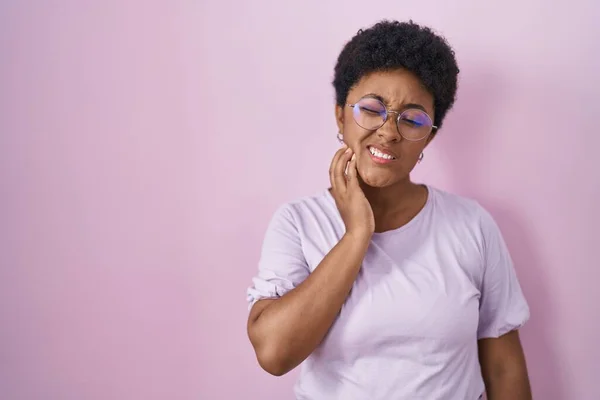 Νεαρή Αφροαμερικανή Που Στέκεται Πάνω Από Ροζ Φόντο Αγγίζοντας Στόμα — Φωτογραφία Αρχείου