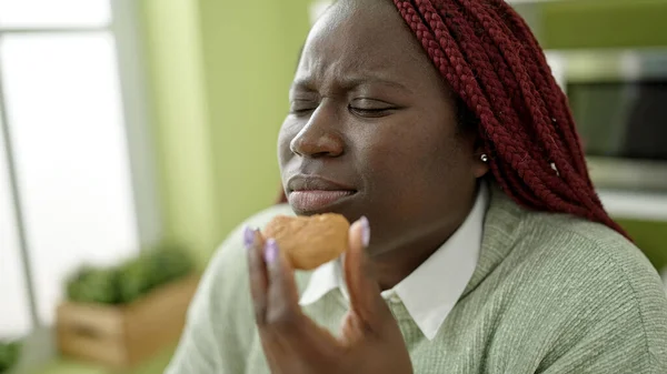 Donna Africana Con Capelli Intrecciati Mangiare Biscotto Con Gli Occhi — Foto Stock