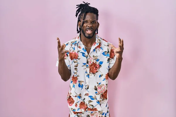 Hombre Africano Con Rastas Con Camisa Verano Sobre Fondo Rosa —  Fotos de Stock