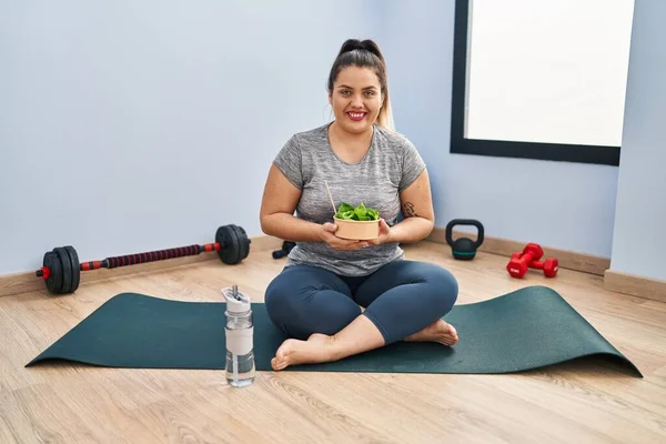Ung Latinamerikansk Kvinna Sitter Yogamattan Äter Hälsosam Sallad Ser Positiv — Stockfoto