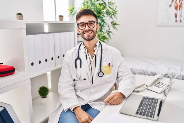 Junger Hispanischer Arzt Lächelt Selbstbewusst Mit Laptop Klinik — Stockfoto