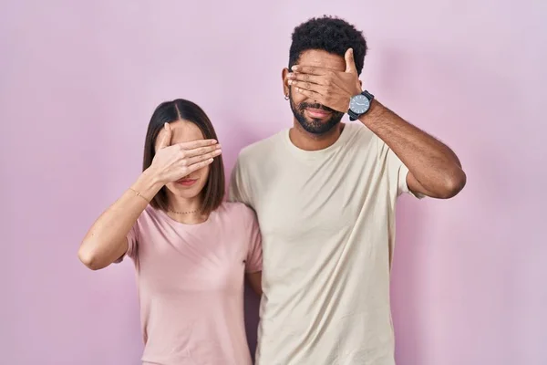 Junge Hispanische Paar Zusammen Über Rosa Hintergrund Bedeckt Augen Mit — Stockfoto
