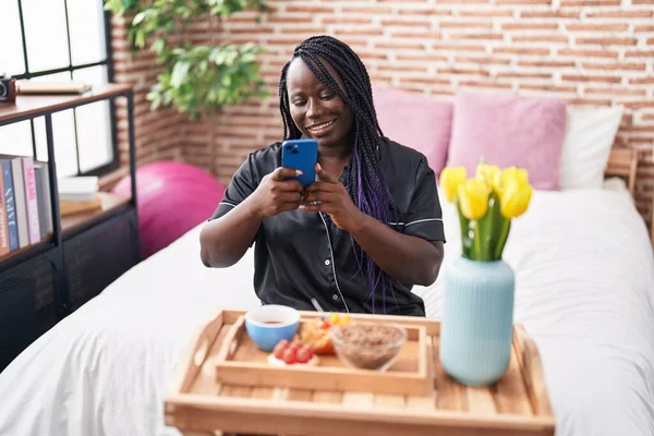 Afroamerikanerin Macht Foto Smartphone Zum Frühstück Schlafzimmer — Stockfoto