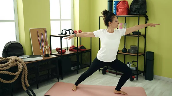 Orta Yaşlı Spanyol Kadın Spor Merkezinde Yoga Eğitimi Alıyor — Stok fotoğraf