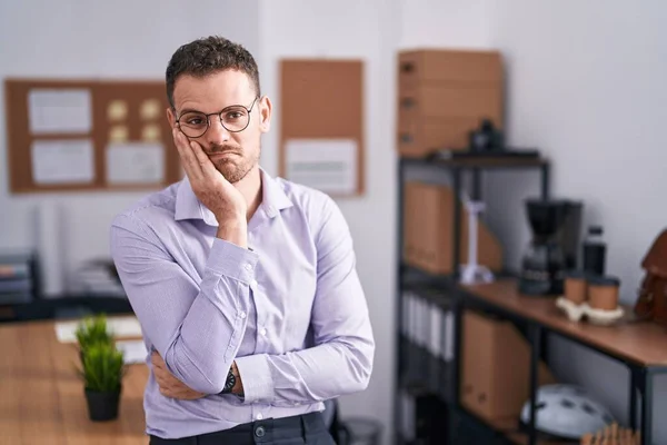 Giovane Uomo Ispanico Ufficio Pensando Guardando Stanco Annoiato Con Problemi — Foto Stock