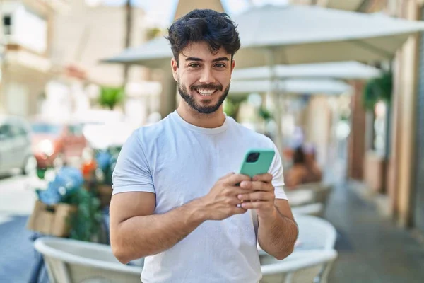 Joven Hombre Hispano Sonriendo Confiado Usando Smartphone Calle — Foto de Stock