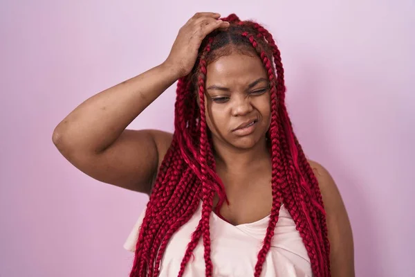 Afroameričanka Vlasy Spletenými Nad Růžovým Pozadím Zmatená Přemýšlí Otázce Nejistý — Stock fotografie