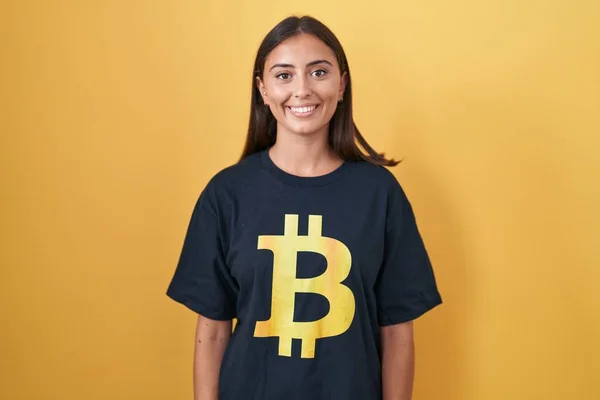 Mulher Hispânica Jovem Vestindo Camiseta Bitcoin Com Sorriso Feliz Legal — Fotografia de Stock