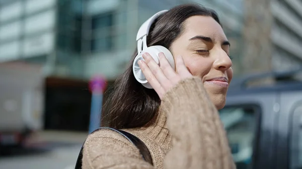 Junge Schöne Hispanische Frau Lächelt Zuversichtlich Und Hört Musik Auf — Stockfoto