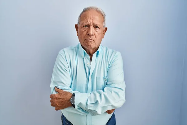 Idősebb Férfi Szürke Hajjal Kék Háttér Fölött Áll Szkeptikus Ideges — Stock Fotó