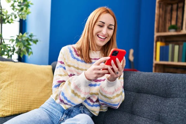 Young Caucasian Woman Using Smartphone Sitting Sofa Home — Stock Photo, Image