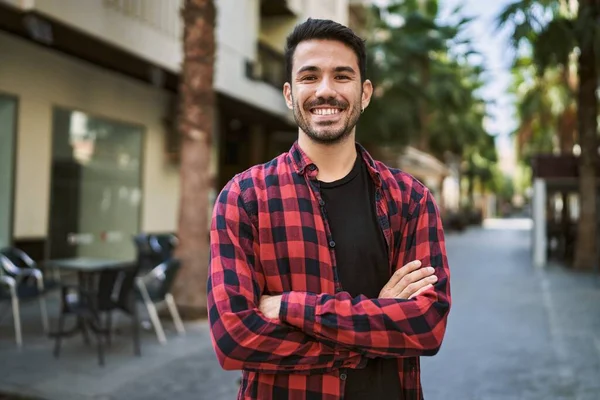 Jovem Hispânico Sorrindo Confiante Com Braços Cruzados Gesto Rua — Fotografia de Stock