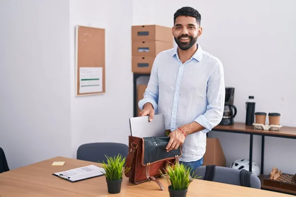 若いアラブ人の男ビジネス労働者笑顔自信を持って保持ラップトップでオフィス — ストック写真