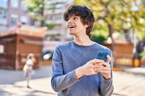 Jovem Hispânico Sorrindo Confiante Usando Smartphone Parque — Fotografia de Stock