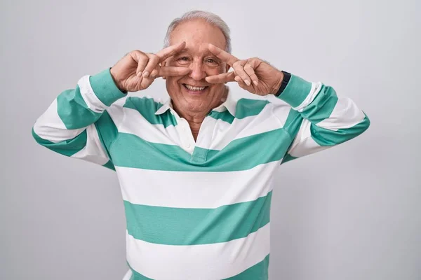 Uomo Anziano Con Capelli Grigi Piedi Sfondo Bianco Facendo Simbolo — Foto Stock